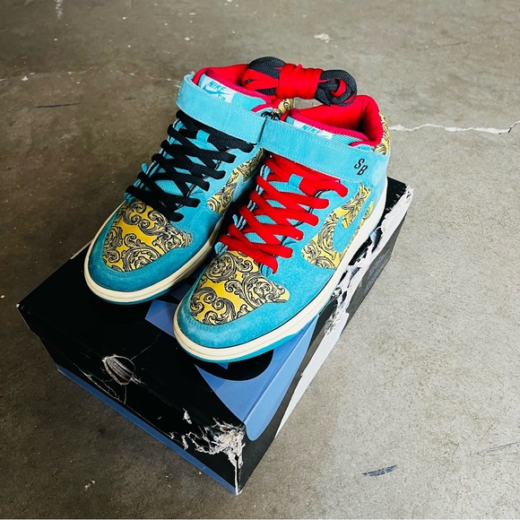 Size 8.5M NIKE SB Dunk Mid Premium Peacock